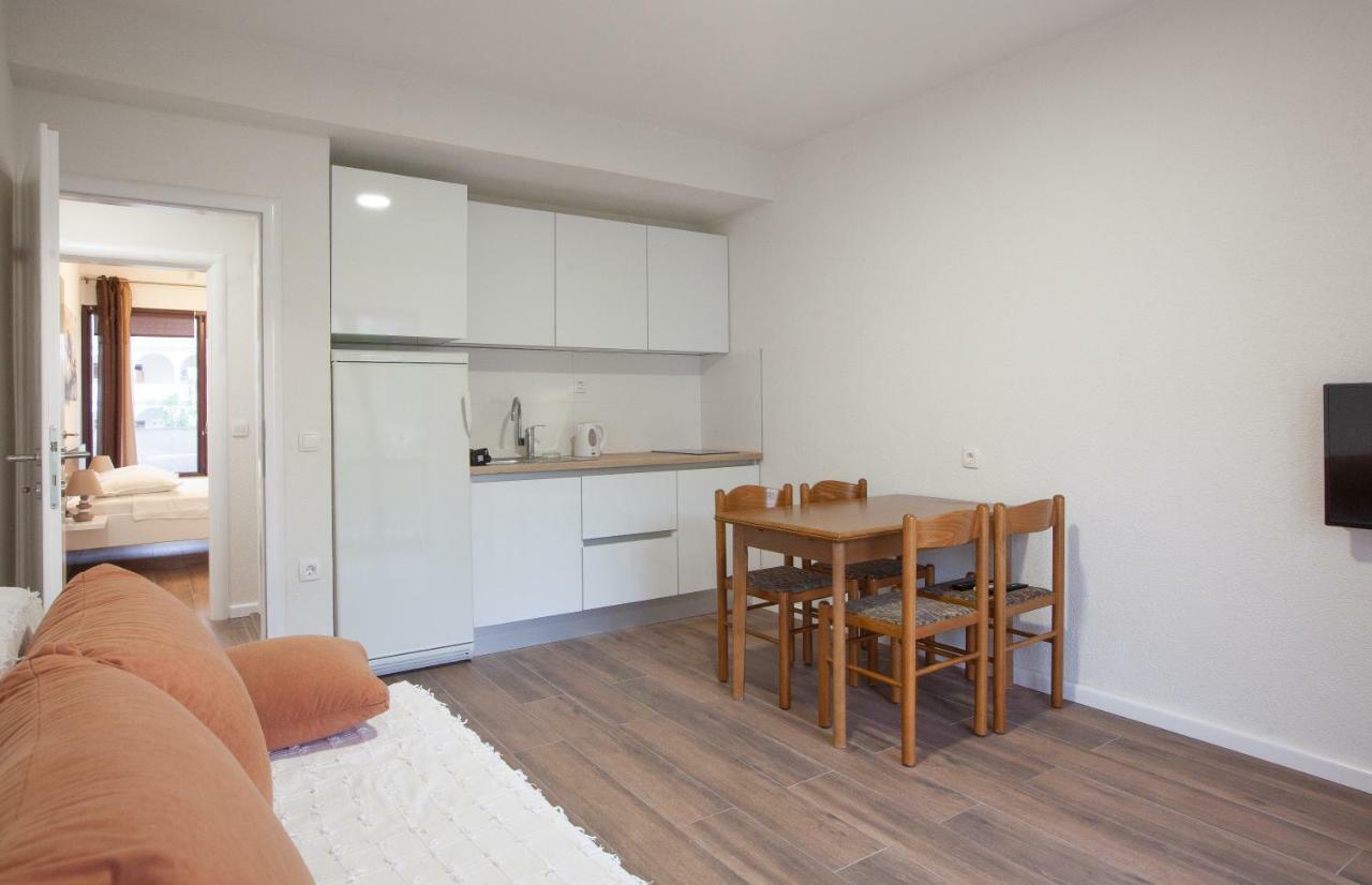 Apartmani Tina พอดโกรา ภายนอก รูปภาพ