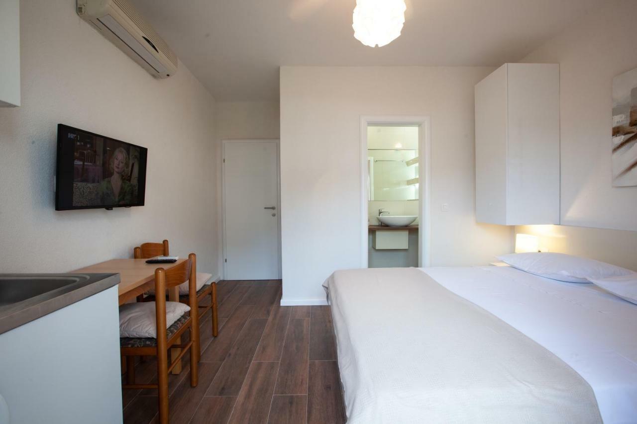 Apartmani Tina พอดโกรา ภายนอก รูปภาพ