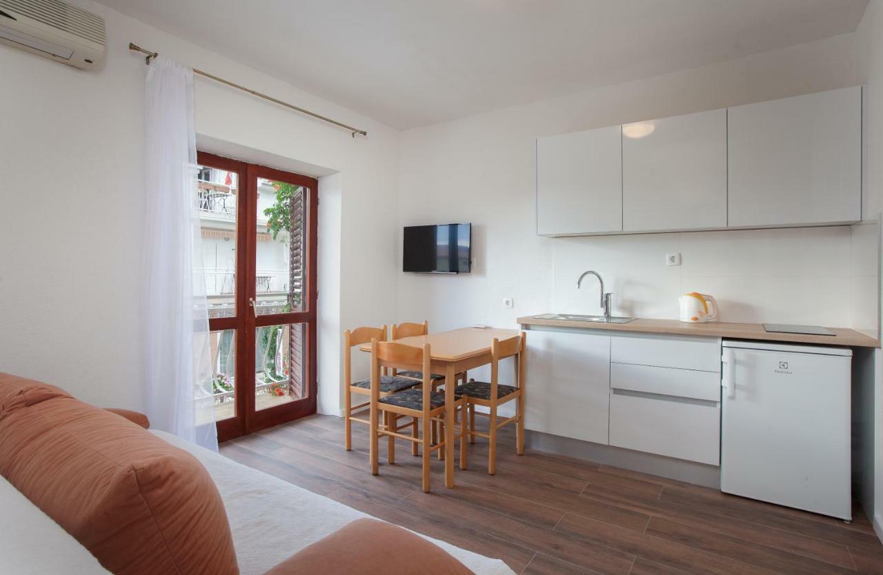 Apartmani Tina พอดโกรา ภายนอก รูปภาพ