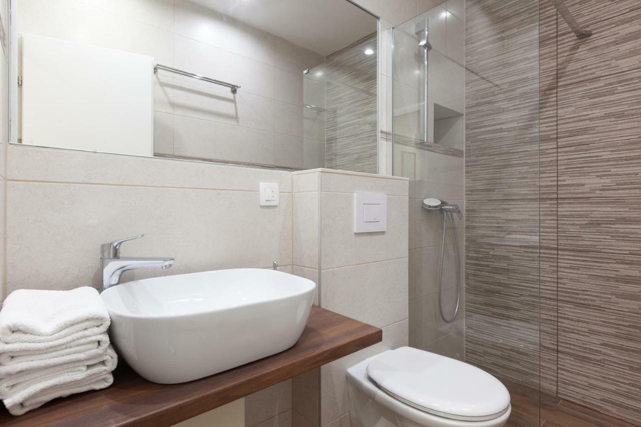 Apartmani Tina พอดโกรา ภายนอก รูปภาพ
