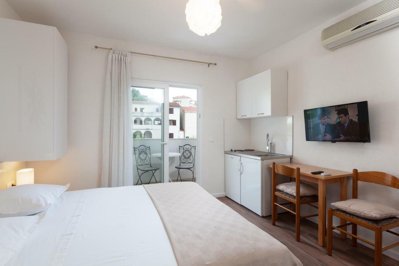 Apartmani Tina พอดโกรา ภายนอก รูปภาพ